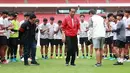 Presiden RI, Joko Widodo (tengah) didampingi Ketua Umum PSSI, Erick Thohir mengunjungi latihan Timnas Indonesia U-20 di Stadion Utama Gelora Bung Karno (SUGBK), Jakarta Pusat, Sabtu (1/4/2023). (Bola.com/M Iqbal Ichsan)