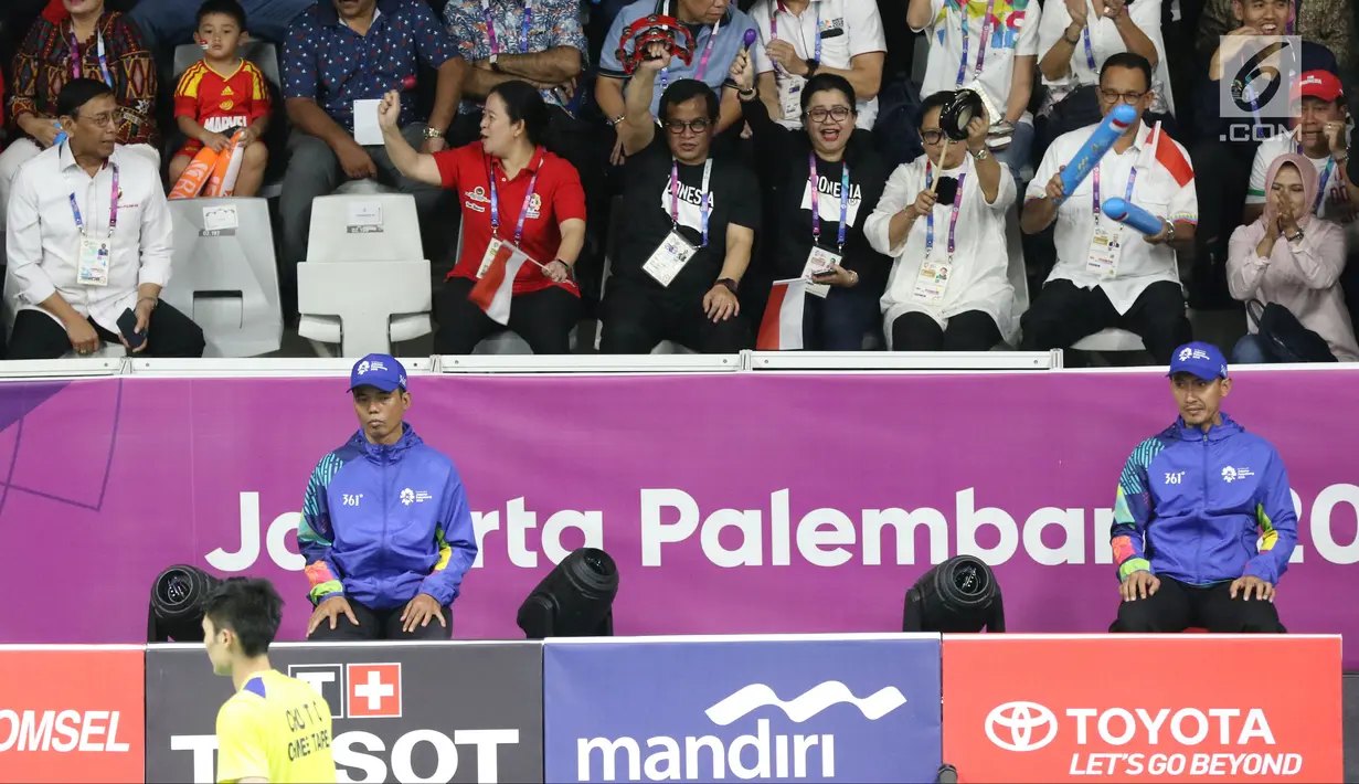 Ketua PBSI yang juga Menko Polhukam, Wiranto (kiri) bersama sejumlah menteri kabinet kerja saat menyaksikan final bulu tangkis putra perseorangan Asian Games 2018 di Istora GBK, Jakarta, Selasa (28/8). (Liputan6.com/Helmi Fithriansyah)