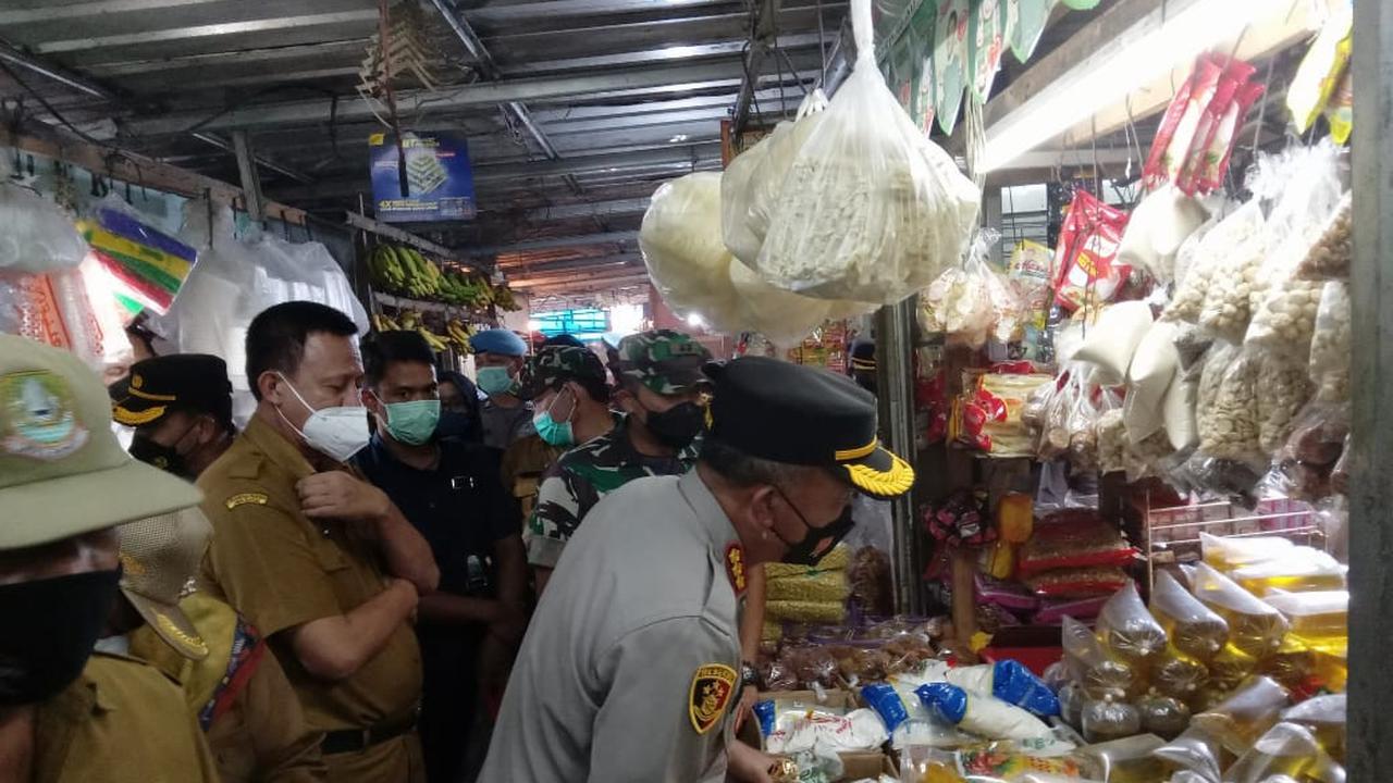 Kapolres Metro Bekasi Kota, Kombes Pol Hengki bersama jajaran TNI dan Pemkot Bekasi melakukan sidak ke Pasar Bantargebang untuk mengendalikan harga minyak goreng curah