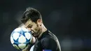 Pemain Paris Saint Germain, Thiago Motta, menyundul bola pada laga Liga Champions melawan Malmo FF di Malmo, Swedia, Rabu (25/11/2015) WIB dini hari. (Reuters/Andreas Hillergren/TT News Agency)