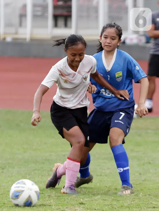 Laga latih tanding antara Timnas putri Indonesia melawan tim putri Persib di Stadion Madya, Kompleks Gelora Bung Karno, Jakarta, Kamis (13/1/2022). Latih tanding ini persiapan untuk berlaga di ajang Piala Asia Wanita 2022. (Liputan6.com/Helmi Fithriansyah)