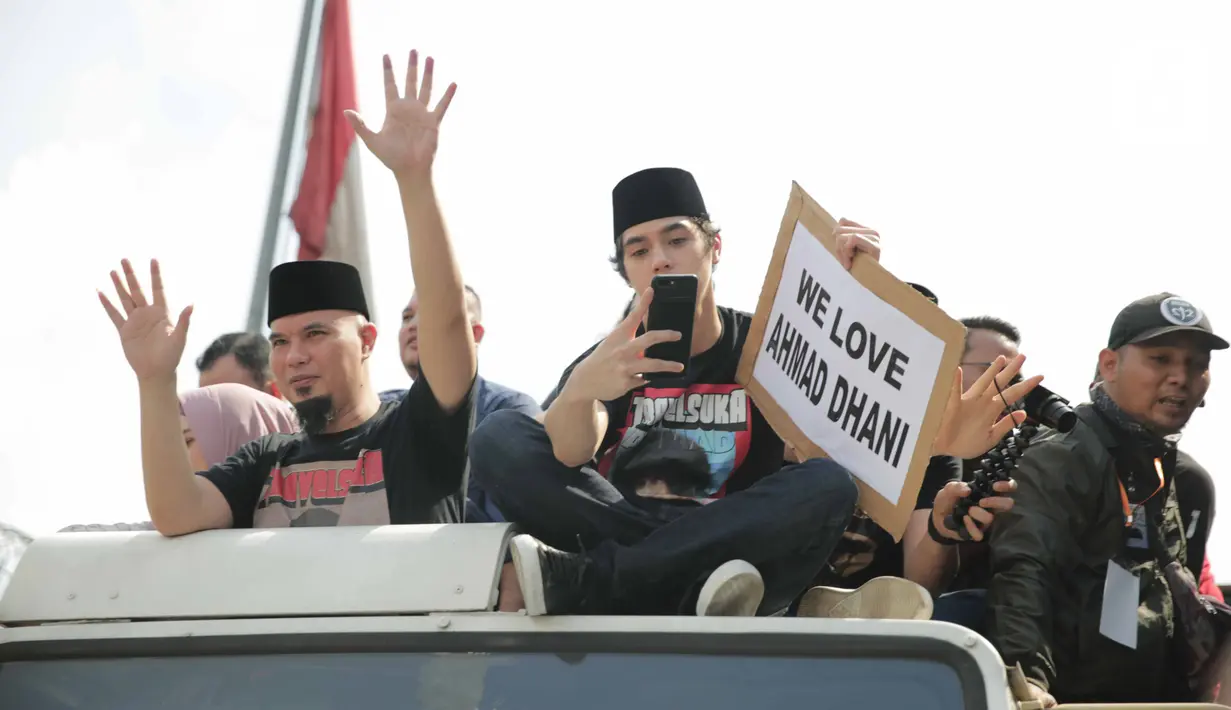 Musikus Ahmad Dhani menaiki mobil komando setelah bebas dari LP Cipinang, Jakarta Timur, Senin (30/12/2019). Ahmad Dhani dijemput sang istri Mulan Jameela dan ketiga anaknya yakni Al Ghazali (Al), Abdul Qodir Jaelani (Dul) dan Ahmad El Jallaludin Rumi (El. (Liputan6.com/Faizal Fanani)