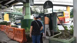 Warga mengantre menggunakan toilet umum di sepanjang jalan utama di Manila, Filipina, (24/11). Tidak seperti umumnya, toilet di Filipina ini dibangun di bawah jembatan dan berada di tempat terbuka. (AFP Photo/Ted Aljibe)