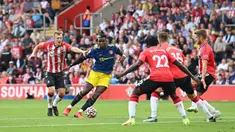Pemain Manchester United Paul Pogba (kedua dari kiri) berlari ke arah gawang ketika pemain Southampton James Ward-Prowse (kiri) mengejar balik pada pertandingan Liga Inggris di Stadion St Mary, Southampton, Inggris, 22 Agustus 2021. Pertandingan berakhir imbang 1-1. (Glyn KIRK/AFP)