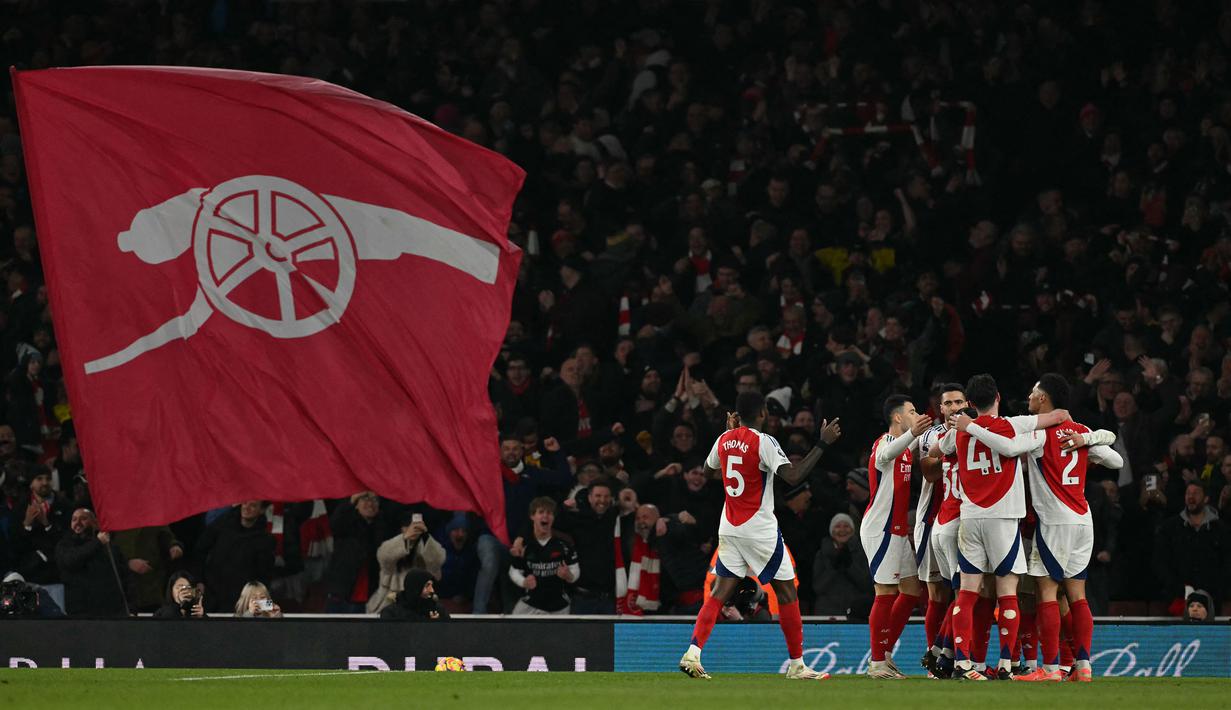 Pemain Arsenal merayakan gol yang dicetak oleh Ethan Nwaneri ke gawang Manchester City dalam laga lanjutan Liga Inggris 2024/2025 di Emirates Stadium, London, Minggu (03/02/2025). (AFP/Glyn Kirk)