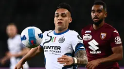 Bintang Inter Milan, Lautaro Martinez telah menjadi salah satu pemain yang paling konsisten selama tiga musim terakhir. Pemain Argentina itu telah menyumbangkan 23 gol dan 3 assist dalam 45 pertandingan di seluruh kompetisi musim ini. Dalam prosesnya, ia telah menjadi salah satu penyerang yang serba bisa. (AFP/Marco Bertorello)