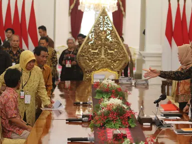 Presiden Joko Widodo menerima kunjungan keluarga korban pelanggaran Hak Asasi Manusia (HAM) atau yang dikenal sebagai massa Aksi Kamisan, di Istana Merdeka, Jakarta, Kamis (31/5). (Liputan6.com/Angga Yuniar)