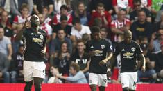 Striker Manchester United, Romelu Lukaku, melakukan selebrasi usai mencetak gol ke gawang Southampton pada laga Premier League di Stadion St Mary's, Sabtu (23/9/2017). Manchester United menang 1-0 atas Southampton. (AP/Andrew Matthews)