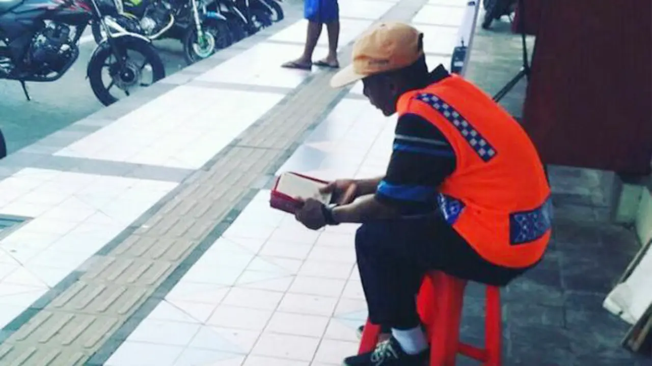 Mengaji Sambil Jaga Motor, Tukang Parkir Ini Tuai Pujian Warganet