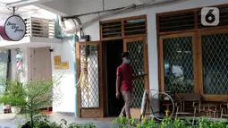 Pekerja mengantar jamu untuk pelanggan di kafe Suwe Ora Jamu, kawasan M Bloc, Jakarta, Jumat (10/7/2020). Kebiasaan mengonsumsi jamu di masa pandemi COVID-19 sangat baik untuk meningkatkan imunitas tubuh. (Liputan6.com/Herman Zakharia)