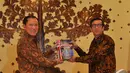 Menkum HAM Yosanna Laoly (kanan) dan Mantan Menkum HAM Amir Syamsuddin (kiri) saat serah terima jabatan di Kantor Kemenkum HAM, Jakarta, Senin (27/10/2014). (Liputan6.com/Miftahul Hayat)
