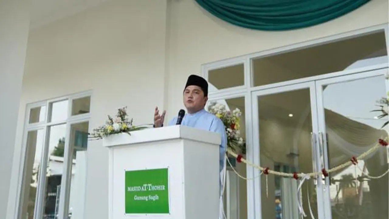 Menteri BUMN Erick Thohir meresmikan Masjid At-Thohir di di Kecamatan Gunung Sugih, Kabupaten Lampung Tengah, Provinsi Lampung, yang tak jauh dari kediaman orang tua Erick Thohir.