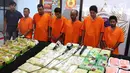 Tersangka beserta barang bukti kasus narkotika jaringan Malaysia-Sumatera saat rilis di Jakarta, Senin (4/2). Polisi menyita 16 Kg sabu, 50 Kg kristal putih, 15 ribu butir pil ekstasi, sebungkus H-5, serta empat mobil. (Liputan6.com/Immanuel Antonius)