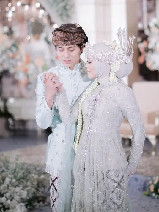 <p>Masih dengan kebaya adat Sunda dari desainer @renzilazuardi, Lesti mengenakan kebaya abu-abu berpayet dipenuhi bling-bling dengan bros dibagian depan. Dipadukan selendang organza warna mint. Kerudungnya pun dibuat serasi, semakin cantik dengan siger silver dan rangkaian melati.&nbsp;@renzilazuardi</p>