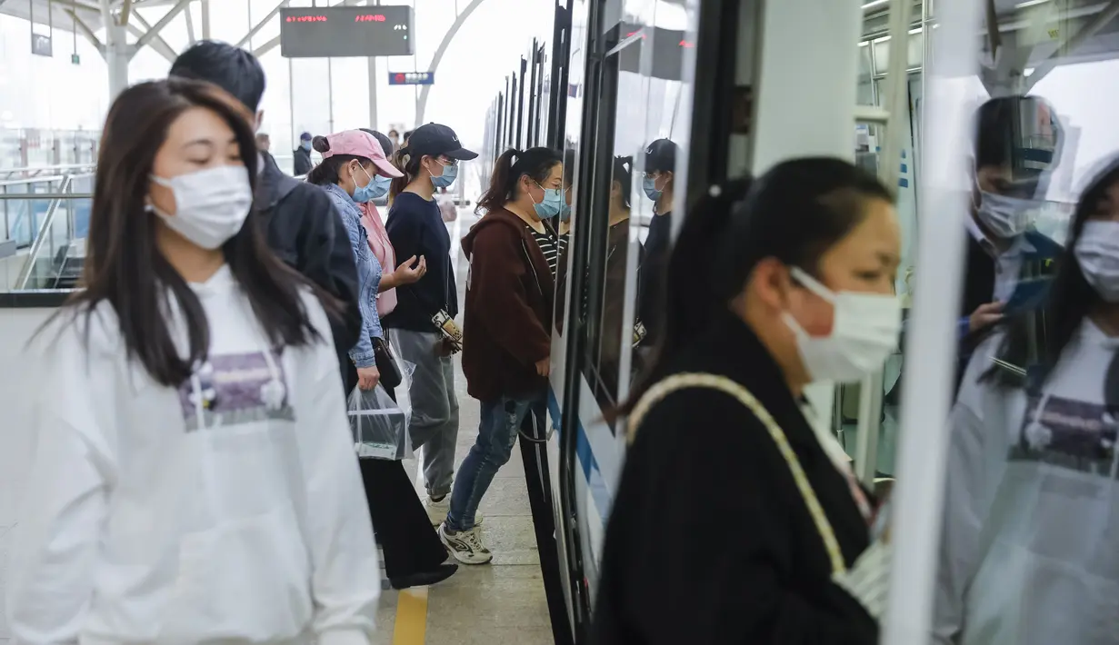 Para penumpang mengantre untuk menaiki metro jalur satu di Wuhan, Provinsi Hubei, China, Rabu (22/4/2020). Mulai 22 April 2020, semua transportasi umum di Wuhan kembali beroperasi seperti sediakala. (Xinhua/Shen Bohan)