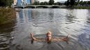Petenis putri Jerman, Angelique Kerber, berenang di Sungai Yarra river, sehari setelah memenangi tunggal putri tenis Australia Terbuka 2016 di Melbourne Park, Australia, Minggu (31/1/2016). (Reuters/Fiona Hamilton)