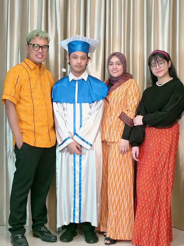 Momen 7 Anak Artis yang Lakukan Wisuda Virtual, Tetap Bahagia