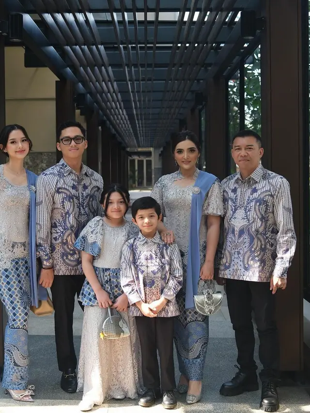 Gaya berkebaya Ashanty