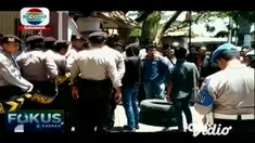 Aliansi Mahasiswa dan Rakyat Peduli Petani Tembakau yang membawa aspirasi keluhan masyarakat petani tembakau yang saat ini dibeli murah, melakukan aksi demo ke DPRD Pamekasan