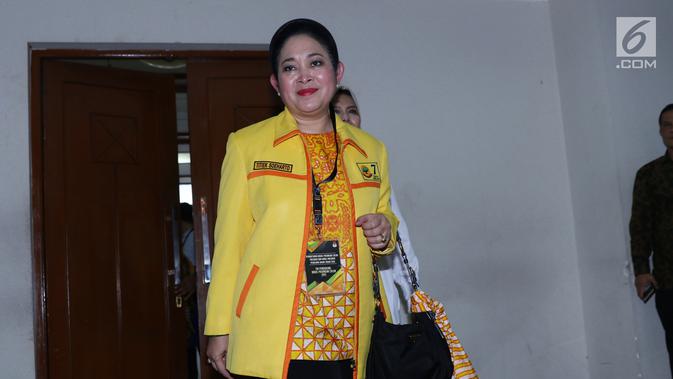 Politisi Partai Berkarya, Titiek Soeharto saat masuk ruang pendaftaran untuk mendampingi pasangan Prabowo/Sandi Uno mendaftar bakal Capres/Cawapres Pemilu 2019 di Gedung KPU, Jakarta, Jumat (10/8). (Liputan6.com/Helmi Fithriansyah)