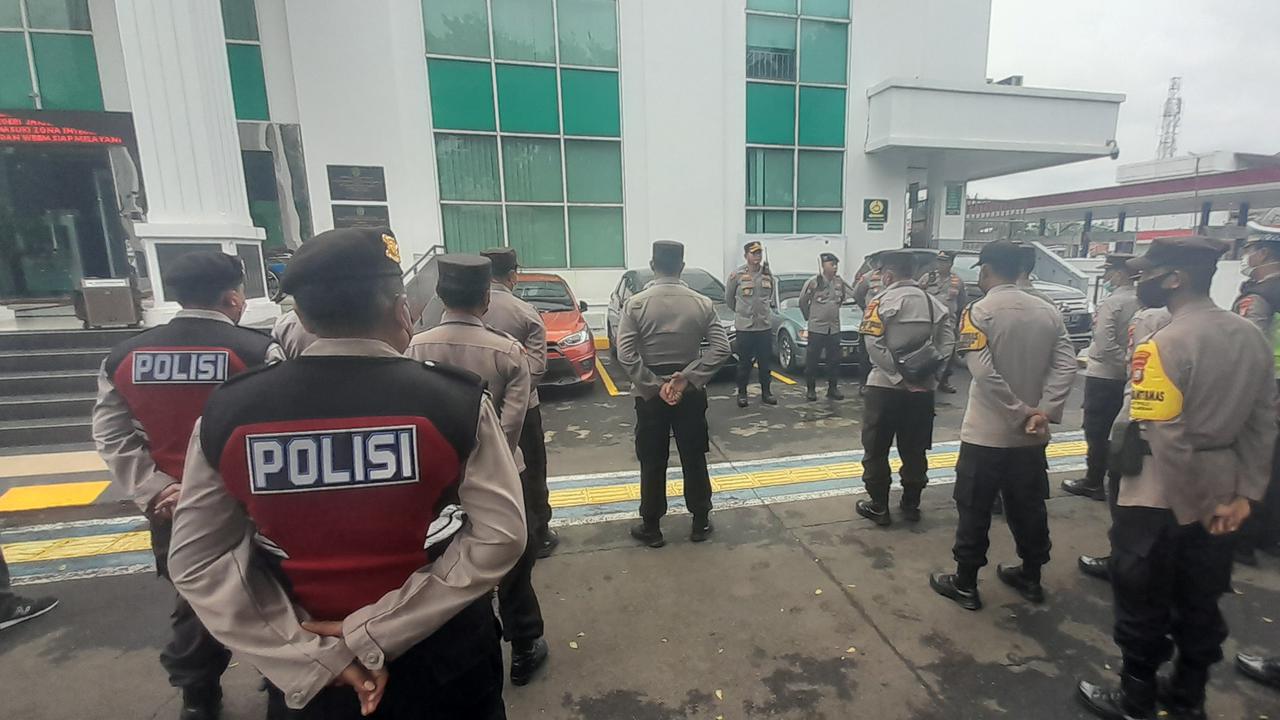 Puluhan Polisi Amankan Sidang Perdana Irjen Teddy Minahasa