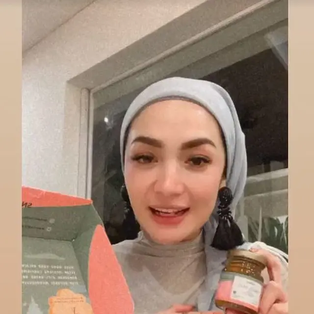 6 Potret Imel Putri Cahyati saat Liburan di Bali, Gaya Hijabnya Banjir Kritikan