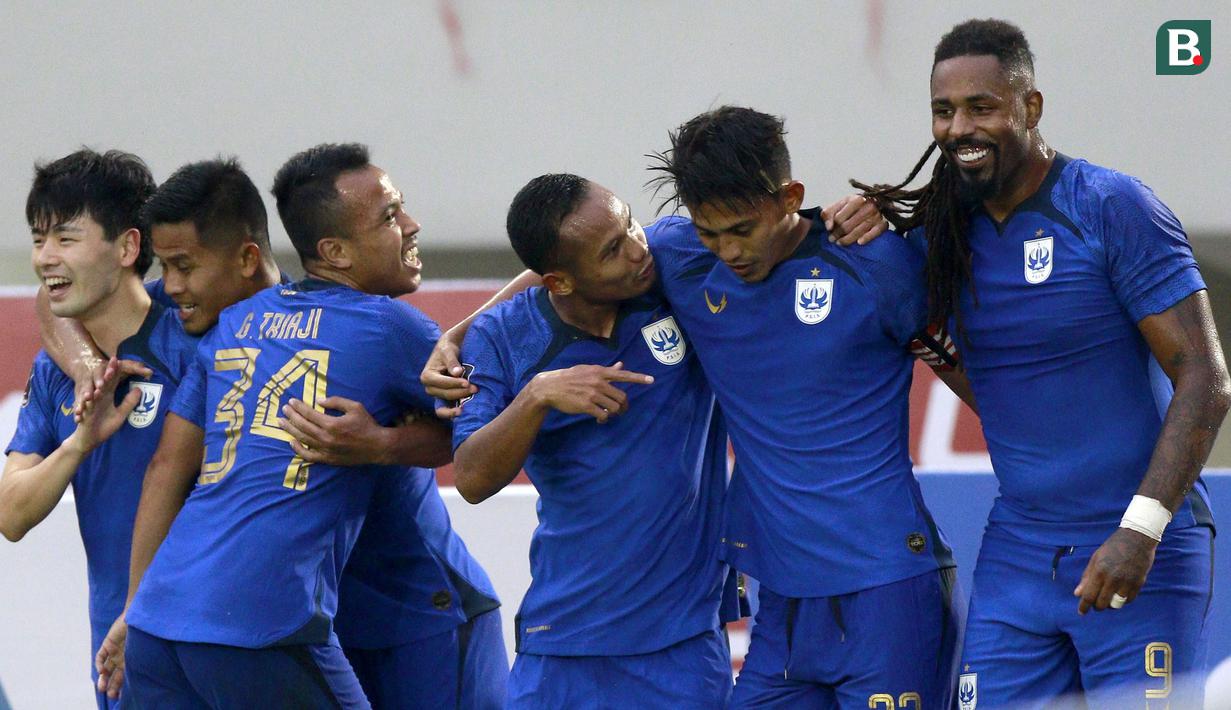 Para pemain PSIS Semarang merayakan gol keempat ke gawang Persita Tangerang yang dicetak Hari Nur Yulianto (kedua dari kanan) dalam lanjutan pertandingan babak penyisihan Grup A Piala Presiden 2022 antara PSIS Semarang menghadapi Persita Tengerang di Stadion Manahan, Solo, Jawa Tengah, Senin (13/6/2022). (Bola.com/Arief Bagus)