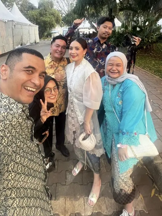 Melengkapi penampilan, Nagita membawa tas Chanel putih dengan model mini hobo bag. Dari situs bragmybag.com, tas dengan sling rantai ini seharga Rp68 jutaan. [Instagram/@tiarabcdefghijk]