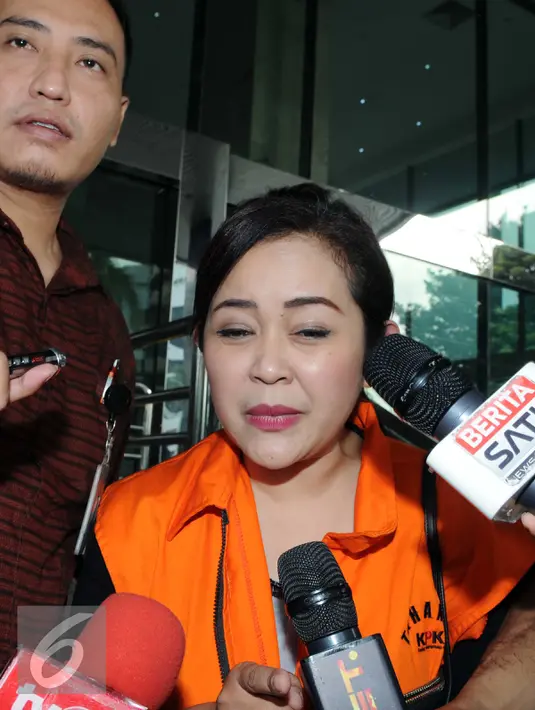 Dessy A Edwin memberikan komentar usai menjalani pemeriksaan di Gedung KPK, Jakarta, Jumat (29/1/2016). Dessy diperiksa sebagai saksi terkait kasus suap proyek di Kementerian PUPR dengan tersangka Damayanti Wisnu Putranti. (Liputan6.com/Helmi Afandi)