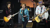 Ronnie Wood (kiri), Mick Jagger (tengah), dan Keith Richards (kanan) tampil di atas panggung saat konser Sixty di Berlin, Jerman, 3 Agustus 2022. Mick Jagger mengatakan kepada 22 ribu penggemar bahwa band tersebut telah minum beberapa gelas schnapps malam sebelumnya untuk menghormati Charlie Watts. (AP Photo/Michael Sohn)