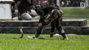 Prajurit Kopassus mendekati ular kobra saat atraksi menjinakan satwa reptil itu pada Upacara Penyerahan Satuan di Lapangan Mako Kopassus, Jakarta, Jumat (23/3). Satuan Kopassus resmi dipimpin Mayjen TNI Eko Margyono. (Liputan6.com/Faizal Fanani)