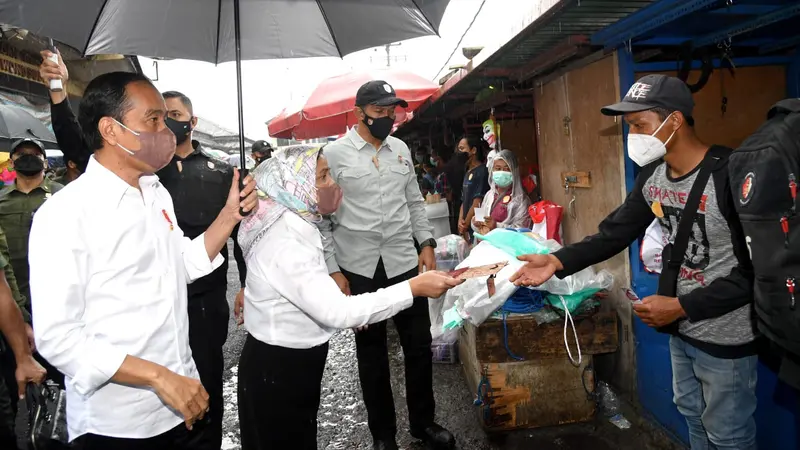 Presiden Joko Widodo dan Ibu Negara Iriana memberikan bantuan di Pasar Kertek, Kabupaten Wonosobo