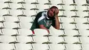 Ekspresi kesedihan dari salah satu suporter tim berjuluk El Tri yang menyaksikan langsung laga Meksiko vs Belanda di Stadion Castelao, Fortaleza, (29/6/2014). (REUTERS/Eddie Keogh) 