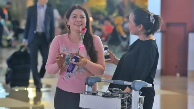 Hari kasih sayang atau Valentine di Bandara Internasional Soekarno-Hatta, Tangerang, berlangsung meriah.