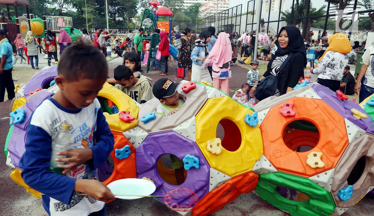 Anak-anak bermain di Lapangan Banteng, Jakarta, Minggu (14/10). Lapangan Banteng yang dahulu sepi sekarang menjadi tempat favorit warga untuk mengajak anaknya bermain. (Liputan6.com/JohanTallo)
