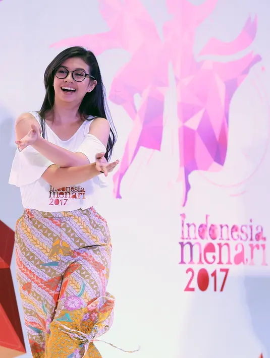 Bersama dengan 1.500 orang lainnya, Yuki menari dengan iringan lagu-lagu daerah yang diaransemen ulang oleh musisi Pongky Prasetyo. Terdapat lima lagu daerah yang menjadi pengiring tarian tersebut. (Bambang E.Ros/Bintang.com)