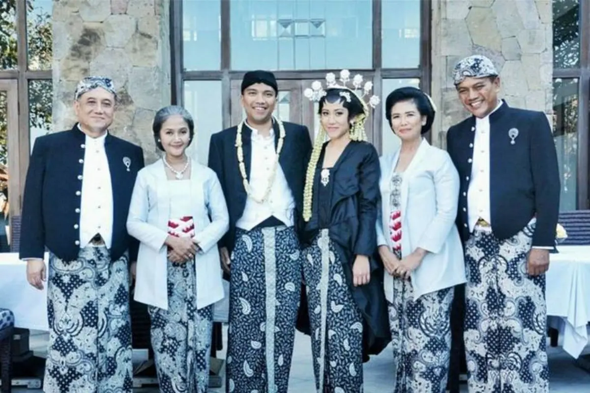 15 Ide Pernikahan Serba Hitam Putih Bikin Hari Sakral Jadi 'Edgy'
