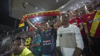 Sejumlah Aremania datang mendukung Selangor FA saat melawan Kuala Lumpur FA pada laga Liga Super Malaysia di Stadion Kuala Lumpur, Cheras, Minggu (4/2/2018). Kuala Lumpur FA kalah 0-2 dari Selangor FA. (Bola.com/Vitalis Yogi Trisna)