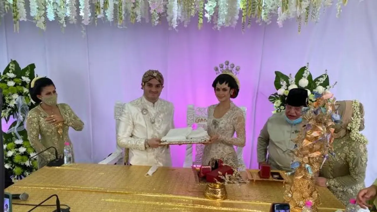 Pernikahan Tengku Muhammed Hafiz Tengku Adnan dan Oceane Alagia dihadiri oleh ribuan orang dari dalam mobil. (Facebook: @officialkunan)