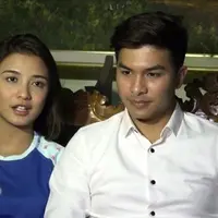 Hubungan asmara Glenn Alinskie dan Chelsea Olivia berawal dari perkenalan di sebuah sinetron. Setelah menikah, mereka disatukan kembali dalam sinetron ‘Rahasia Cinta’. Hal ini membuat mereka ingat masa-masa PDKT dulu.