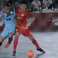 Pemain Merah Jaya berebut bola dengan pemain Spirit F4C pada Super Soccer Futsal Battle di Lapangan Blok S, Jakarta, Sabtu (15/9/2018). Sebanyak 32 tim yang berlaga merupakan tim yang lolos dari babak eliminasi. (Bola.com/M Iqbal Ichsan)