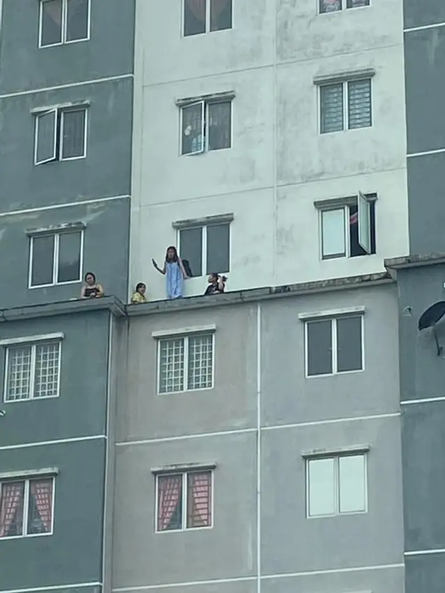 Lima Wanita Ini Terekam Nongkrong di Tepi Lantai 6 Apartemen, Diciduk Polisi