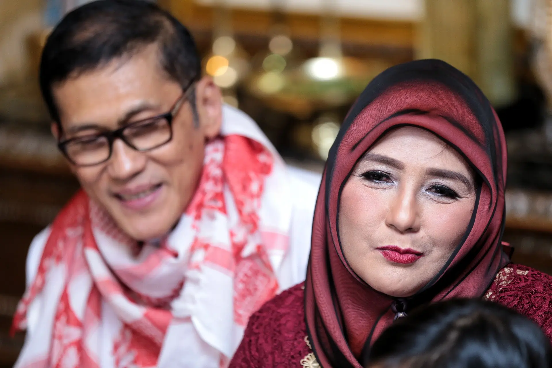 Usia pernikahan artis senior Yatie Octavia dan Pangky Suwito telah mencapai 38 tahun. Pasangan ini merayakan ulang tahun pernikahannya dengan pengajian dan buka bersama di kawasan Pondok Indah, Jakarta Selatan. (Adrian Putra/Bintang.com)