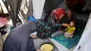 Beberapa keluarga di Gaza terpaksa berbagi makanan dalam satu mangkuk untuk disantap bersama. (Omar AL-QATTAA/AFP)