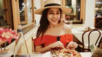 Bicara soal fashion, Nikita Willy lah juaranya. Pasalnya, ia selalu berhasil memikat orang-orang yang melihatnya. Apalagi, di setiap tampilan Nikita selalu menghadirkan kesan yang mewah dan memukau pastinya. (Instagram/nikitawillyofficial94)