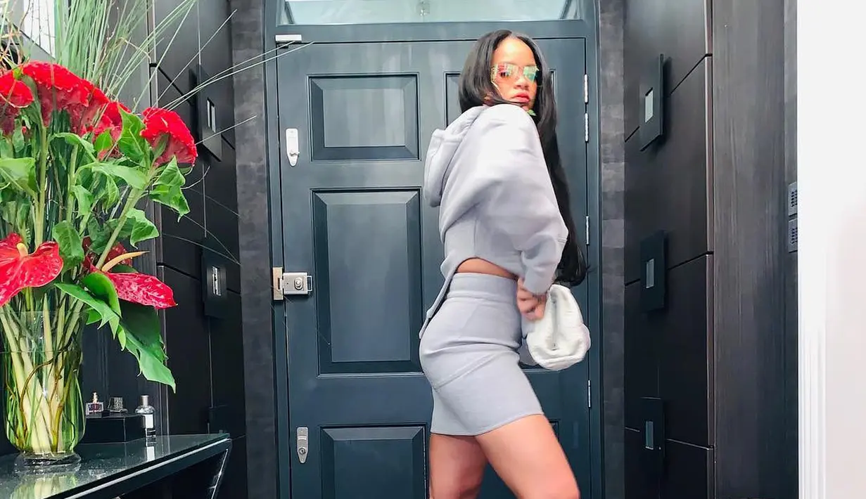 Rihanna buktikan tubuh curvy bisa pakai rok mini dengan high waist. Tidak hanya menampilkan kesan seksi tapi juga elegan [@badgalriri]