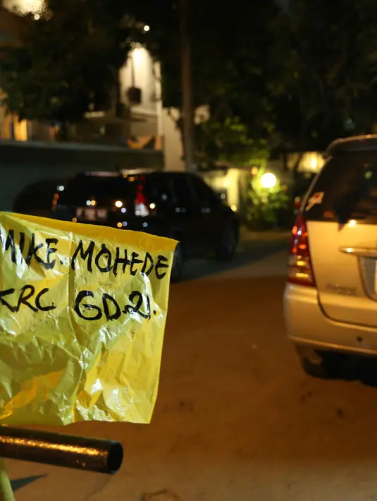 Tak hanya itu saja, bendera kuning dan tenda putih telah didirikan berserta kursi untuk para penyelawat di rumah duka. Hingga saat ini belum ada keterangan yang lebih spesifik dari keluarga Almarhum Mike Mohede. (Nurwahyunan/Bintang.com)