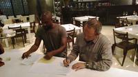 Carlton Cole saat menandatangani kontrak dengan Direktur PT Persib Bandung Bermartabat, Glen Sugita di Jakarta, Rabu (29/3/2017) malam. (Bola.com/Dok.Pribadi)