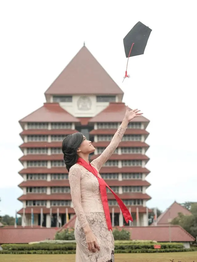 Wisuda Namira Adjani