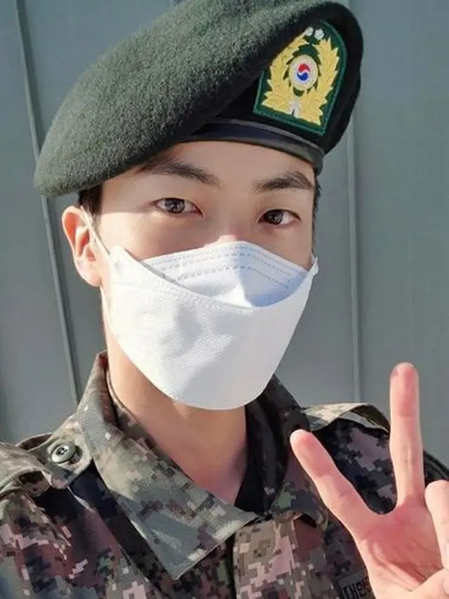 6 Pesona Jin BTS saat Pakai Seragam Militer, Gagah Banget